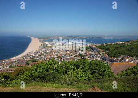 Vista da sopra Fortuneswell guardando attraverso il porto di Portland verso Weymouth Foto Stock