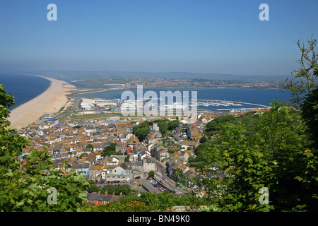 Vista da sopra Fortuneswell guardando attraverso il porto di Portland verso Weymouth Foto Stock