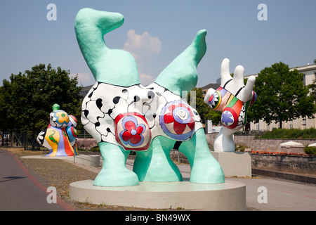 Nanas, Arte di strada da Niki de Saint Phalle su Leibnizufer, Hannover, Bassa Sassonia, Germania Foto Stock