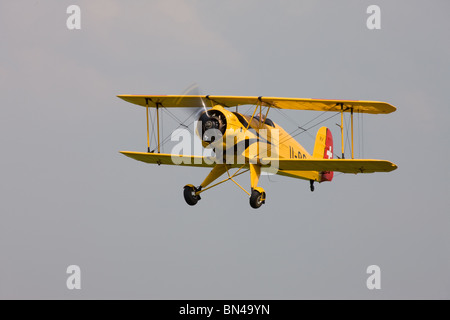 Bucker Bu-133C Jungmeister U-99 RV G-AXMT in volo dopo il decollo da Breighton Airfield Foto Stock