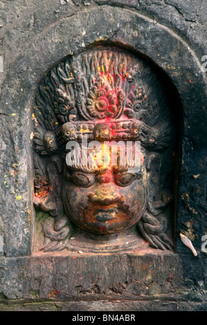 Piccola statua di pietra di una dea, Durbar Square, Patan Nepal. Foto Stock