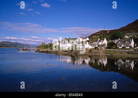 Skye - Vista sul Castello di calotta a Kyleakin affacciato sul Kyle Akin stretto Foto Stock