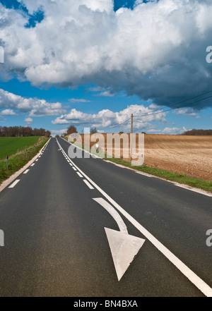 Aprire la strada / freccia dipinto il sorpasso di restrizione segno di avvertimento sulla strada - Indre, Francia. Foto Stock
