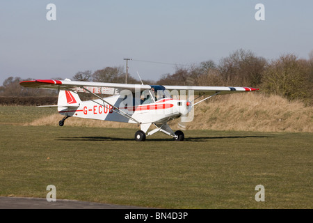 Piper PA-18 Super Cub G-ECUB il decollo da Breighton Airfield Foto Stock