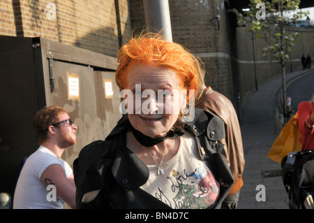 Vivienne Westwood sorrisi per la fotocamera dopo aver lasciato Malcolm McClaren la scia di Camden Londra 2010 Foto Stock