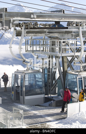 Stazione sciistica alpi svizzere: Cavo auto arrivando sul Niederhorn ski resort, è venuto da Beatenberg. Foto Stock