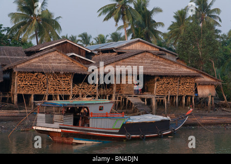 Myanmar. La Birmania. Kan Bat città. La gita in traghetto pubblico di Labutta nel delta Ayeryarwadi Foto Stock