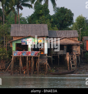 Myanmar. La Birmania. Kan Bat città. La gita in traghetto pubblico di Labutta nel delta Ayeryarwadi Foto Stock