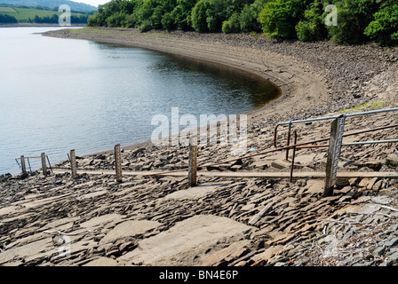 Livello acqua marcatori sul serbatoio di achillea, Lancashire, indicando un livello acqua molto basso a causa di mancanza o pioggia. Foto Stock