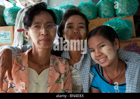 Myanmar. La Birmania. La gita in traghetto pubblico di Labutta nel delta Ayeryarwadi Foto Stock