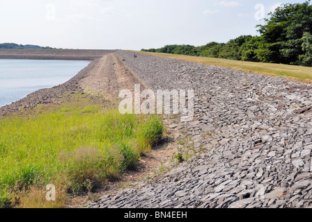 Basso livello dell'acqua sul serbatoio di achillea, Lancashire con i segni che mostra il normale e il livello di acqua alta. Foto Stock