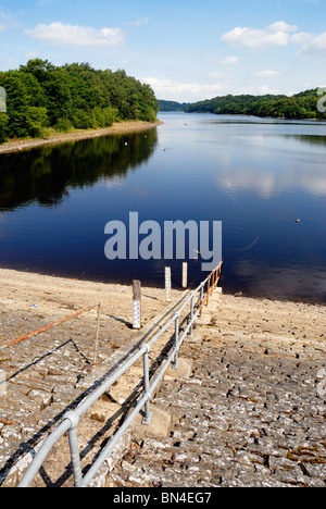 Livello acqua marcatori sul serbatoio Anglezarke, Lancashire, indicando un livello acqua molto basso a causa di mancanza o pioggia. Foto Stock