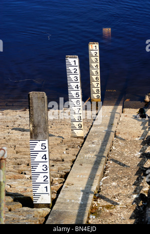 Livello acqua marcatori sul serbatoio Anglezarke, Lancashire, indicando un livello acqua molto basso a causa di mancanza o pioggia. Foto Stock