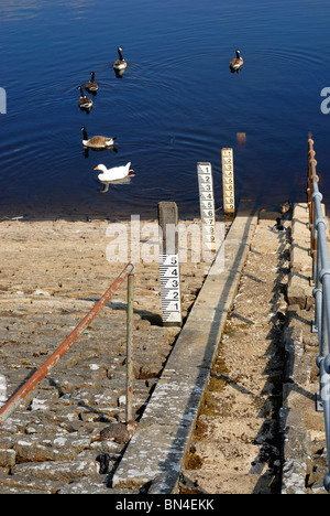 Livello acqua marcatori sul serbatoio Anglezarke, Lancashire, indicando un livello acqua molto basso a causa di mancanza o pioggia. Foto Stock