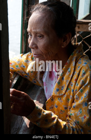 Myanmar. La Birmania. La gita in traghetto pubblico di Labutta nel delta Ayeryarwadi Foto Stock