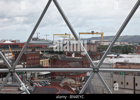 Guardando sopra i tetti di Belfast da Victoria Square Mall verso l'iconica gru gialle di Harland e Wolff Foto Stock