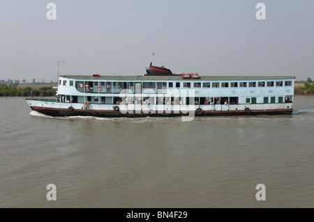 Myanmar. La Birmania. La gita in traghetto pubblico di Labutta nel delta Ayeryarwadi Foto Stock