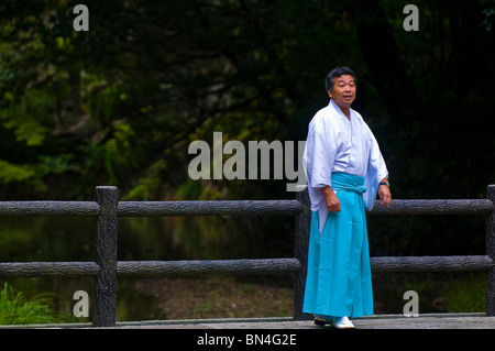 Un partecipanti sul raccolto di riso cerimonia di premiazione che si terrà a Fushimi Inari santuario a Kyoto, Giappone Foto Stock