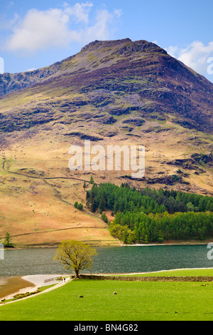 Stile di alta montagna e lago Buttermere, nel distretto del lago, Cumbria, England, Regno Unito Foto Stock