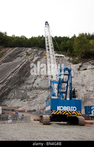 Blu e bianco gru Kobelco Bullwood Quarry Dunoon Scozia occidentale Foto Stock