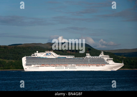 Linee M.T. Crown Princess nel Firth of Clyde a Dunoon Foto Stock