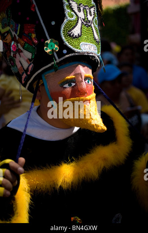 Un ballerino Chinelo esegue durante i festeggiamenti del carnevale in Yautepec, Messico Foto Stock