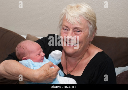 Un orgoglioso grande nonna con suo nipote Foto Stock