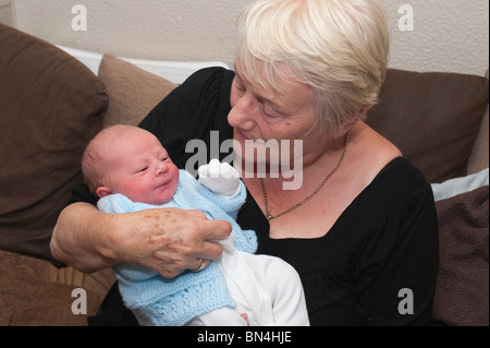 Un orgoglioso grande nonna con suo nipote Foto Stock