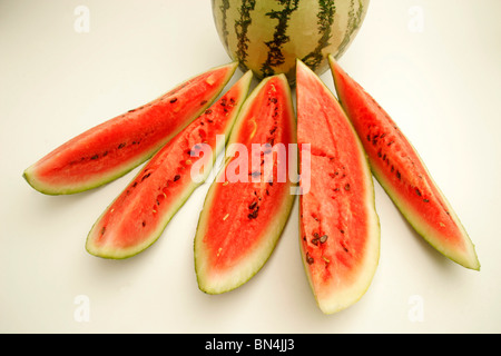 Frutti di anguria luce verde scuro cinque strisce di tagliare a fette che  mostra acquosa di polpa di colore rosso e nero ; sementi ; Pune Maharashtra  Foto stock - Alamy