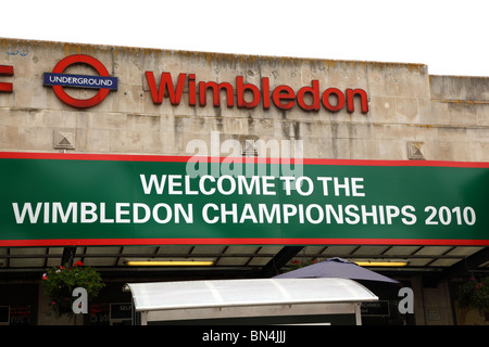 Vista dell'ingresso a Wimbledon Mainline dalla stazione e dalla fermata della metropolitana durante il torneo di tennis di Wimbledon, London, SW19. Foto Stock