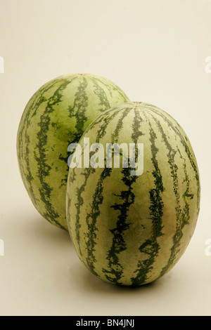 Frutti ; completa di due cocomeri con il chiaro e lo scuro strisce verdi acquosi e dal rosso all'interno ;; Pune Maharashtra ; India Foto Stock