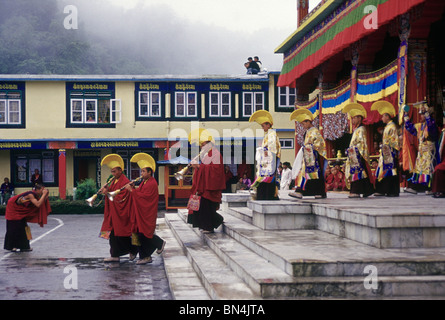 I lama del Kagyu setta pa cappello giallo venuto fuori del monastero Ralang per cerimoniale balli mascherati; Ralang; a sud il Sikkim; India Foto Stock