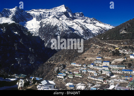 La città di Namche Bazar; lo sherpa del capitale e il picco di Kwangde nel Khumbu; Everest regione; Nepal Foto Stock
