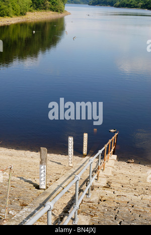 Livello acqua marcatori sul serbatoio Anglezarke, Lancashire, indicando un livello acqua molto basso a causa di mancanza o pioggia. Foto Stock