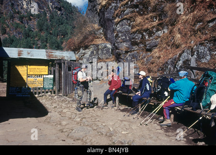 Il trekking controllo completo in formalità alle porte del Parco Nazionale di Sagarmatha; Khumbu regione; campo base Everest trek; Nepal Foto Stock