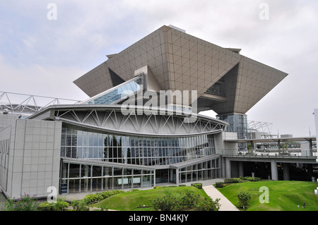 Tokyo Centro espositivo ("Tokyo Big Sight") con parco verde in primo piano contro il cielo nuvoloso (Tokyo, Giappone) Foto Stock