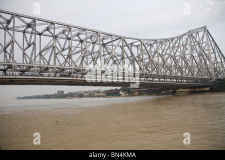 Quella di Howrah ponte ora Rabindra Setu oltre il Fiume Hooghly ; Calcutta Kolkata ; Bengala Occidentale ; India Foto Stock