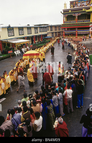 Corteo cerimoniale di lamas guardato dagli abitanti di un villaggio al monastero Ralang; a sud il Sikkim; India Foto Stock