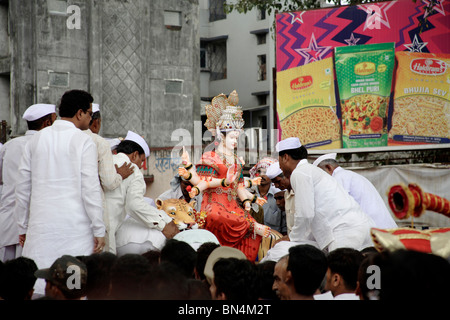 Navaratri dandiya garba Festival ; Processione di Ma Ambadevi ; Thane ; Maharashtra ; India ; n. MR ; n. PR Foto Stock