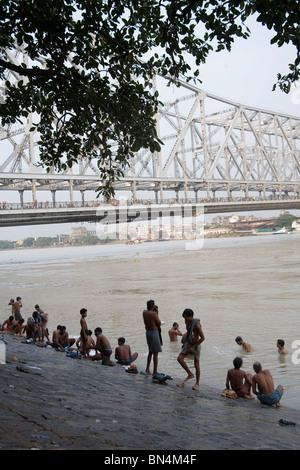 Vista di quella di Howrah ponte ora Rabindra Setu da banca del fiume Hooghly ; Calcutta Kolkata ; Bengala Occidentale ; India Foto Stock