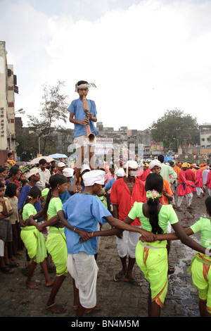 Warli danze tribali su strada durante la processione religiosa della dea Amba devi arrivo ; Thane ; Maharashtra ; India Foto Stock