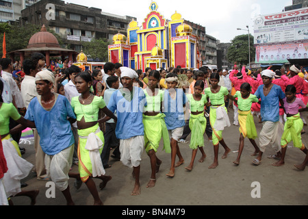 Warli danze tribali su strada durante la processione religiosa della dea Amba devi arrivo ; Thane ; Maharashtra ; India Foto Stock