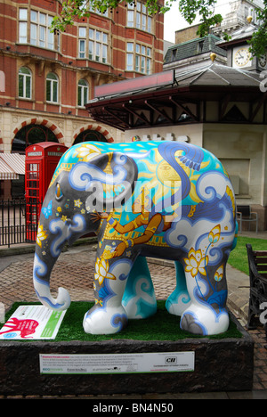 Dipinto di elefante. Parte dell'Elephant Parade London 2010. Leicester Square, Londra, Inghilterra Foto Stock