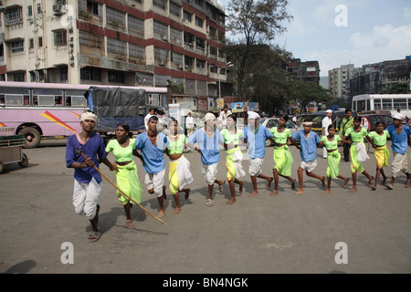 Warli danze tribali su strada durante la processione religiosa della dea Amba devi arrivo ; Thane ; Maharashtra ; India Foto Stock