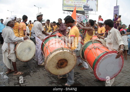 Gli uomini suonando la batteria durante la processione religiosa di Amba devi dell'arrivo da Kalwa a Tembhi Naka ; Thane ; Maharashtra ; India Foto Stock