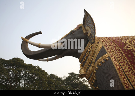 Enorme elefante posto vicino al lago Masunda durante Thane festival ; Thane ; Maharashtra ; India Foto Stock