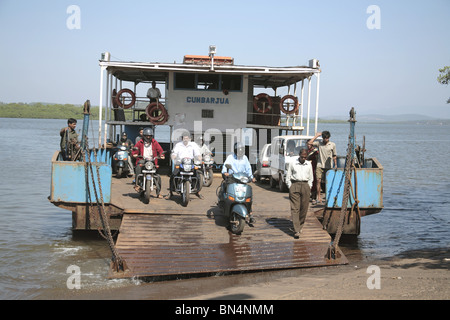 Due ruote proveniente dal traghetto proveniente da Chorao isola a Ribander ; Goa ; India Foto Stock