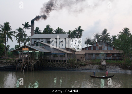 Myanmar. La Birmania. Kan Bat città. La gita in traghetto pubblico di Labutta nel delta Ayeryarwadi Foto Stock