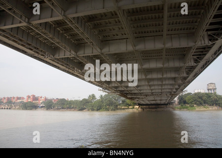 Vista di quella di Howrah ponte ora Rabindra Setu oltre il Fiume Hooghly ; Calcutta Kolkata ; Bengala Occidentale ; India Foto Stock