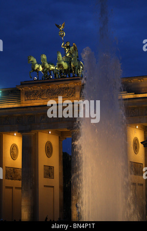 Brandenburger Tor. La famosa Porta andò dal simbolo di divisione a simbolo di una Germania riunificata. Foto Stock